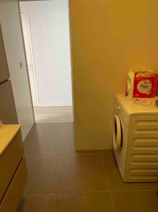 Private Double Bed Room Only With Balcony In Apartment 로테르담 외부 사진
